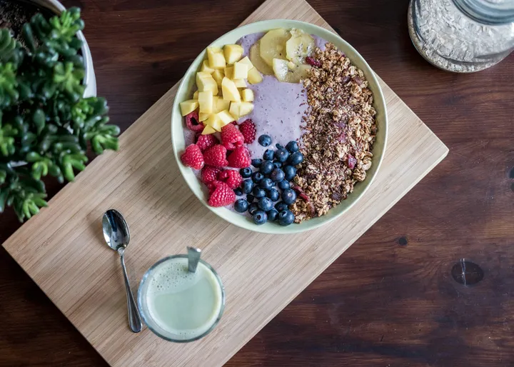 Frutas, avena y alimentos variados para una alimentación consciente
